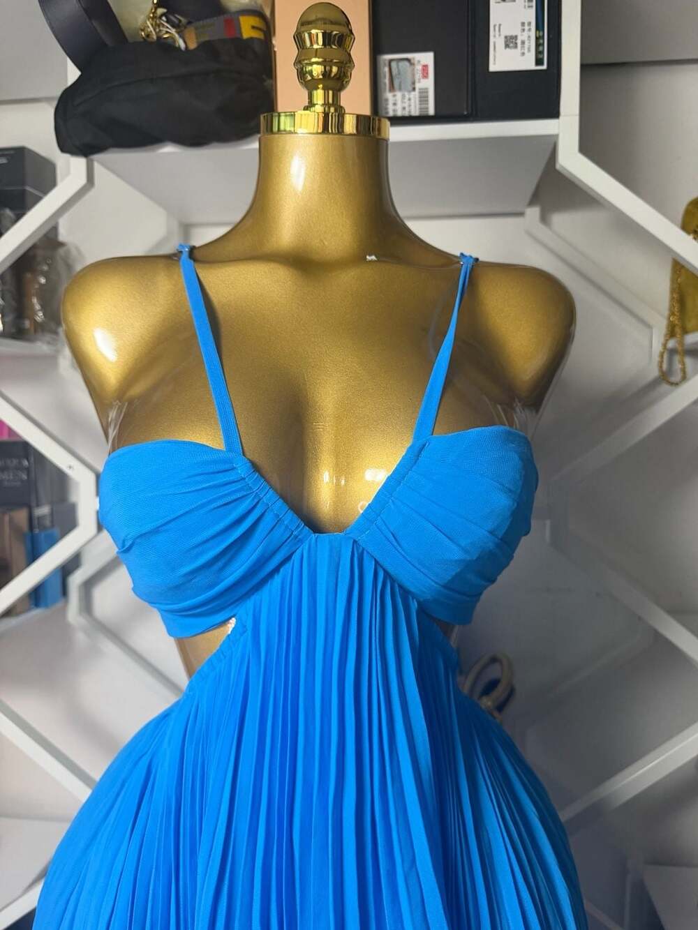 Ever New cut-out tie back plisse maxi dress in baby blue - Picture 3 of 6